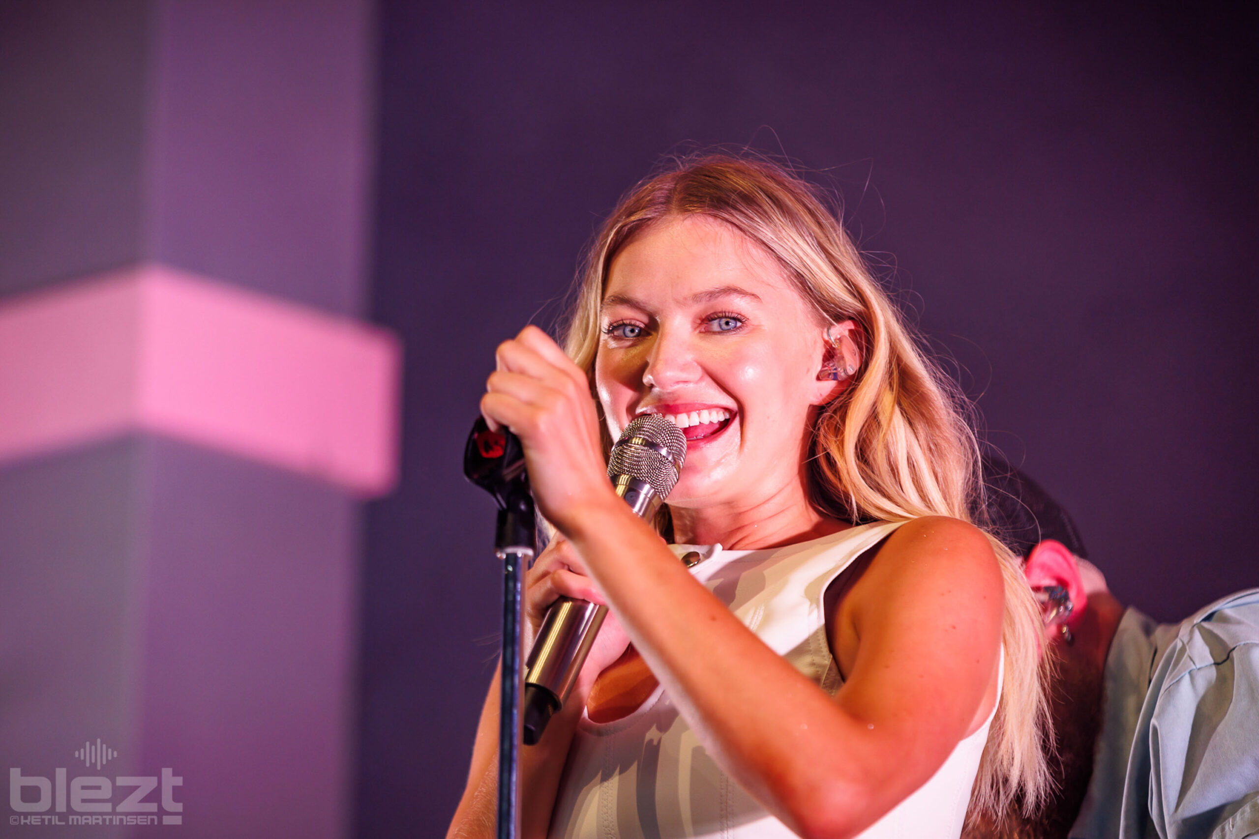 Astrid S live på Øyafestivalen 2024 - BLEZT