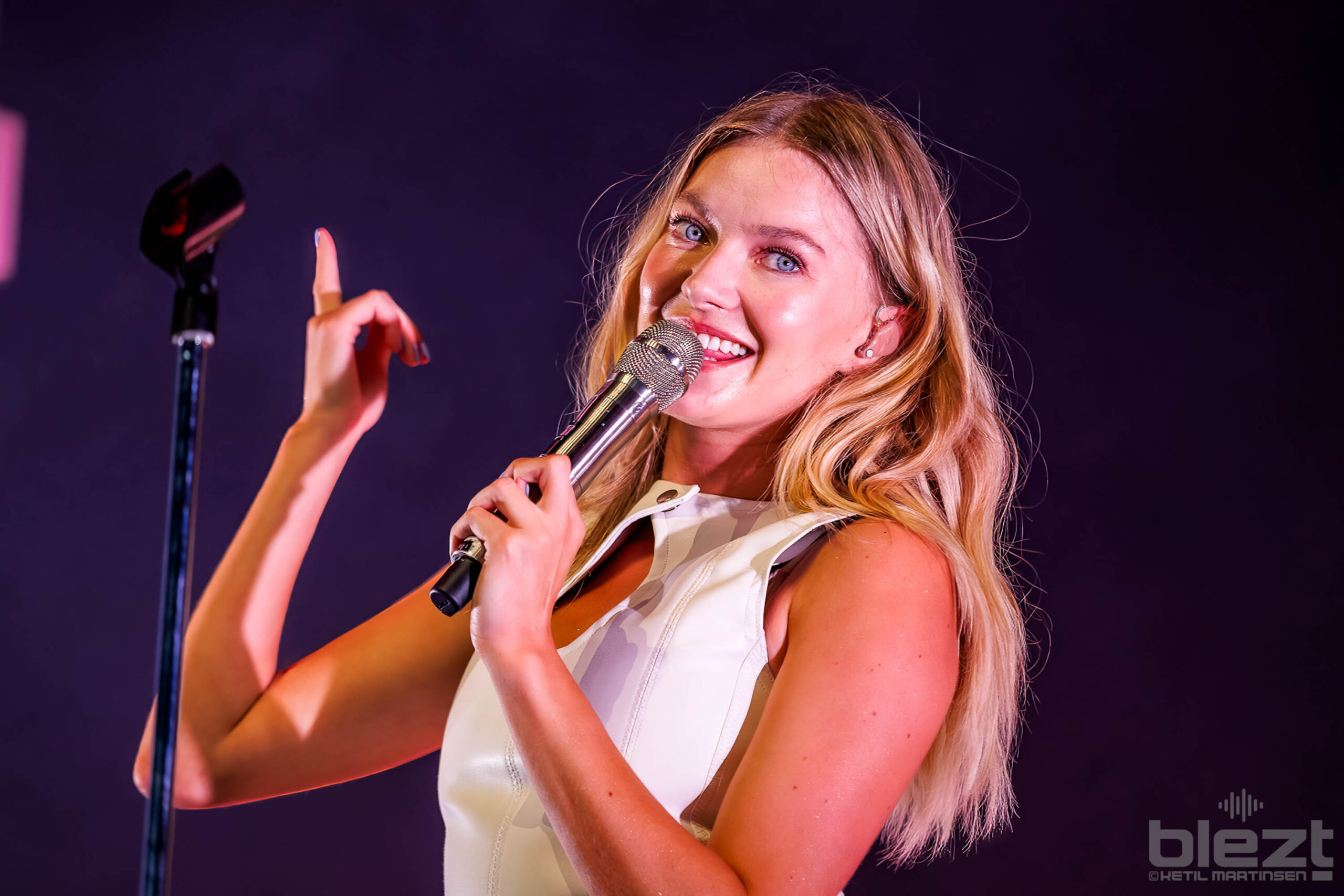 Astrid S live på Øyafestivalen 2024 - BLEZT