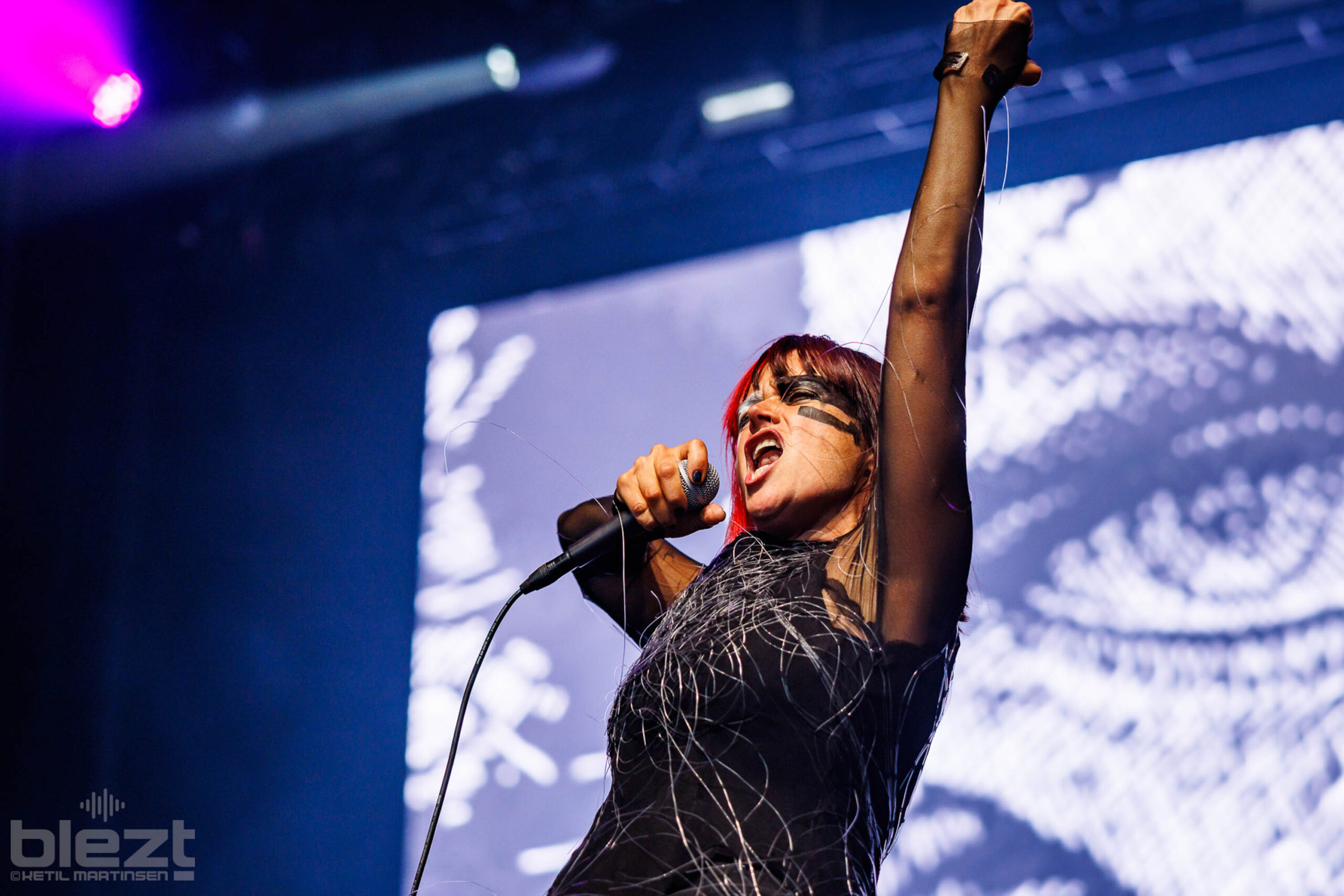 Julie Christmas live på Øyafestivalen 2024 - BLEZT