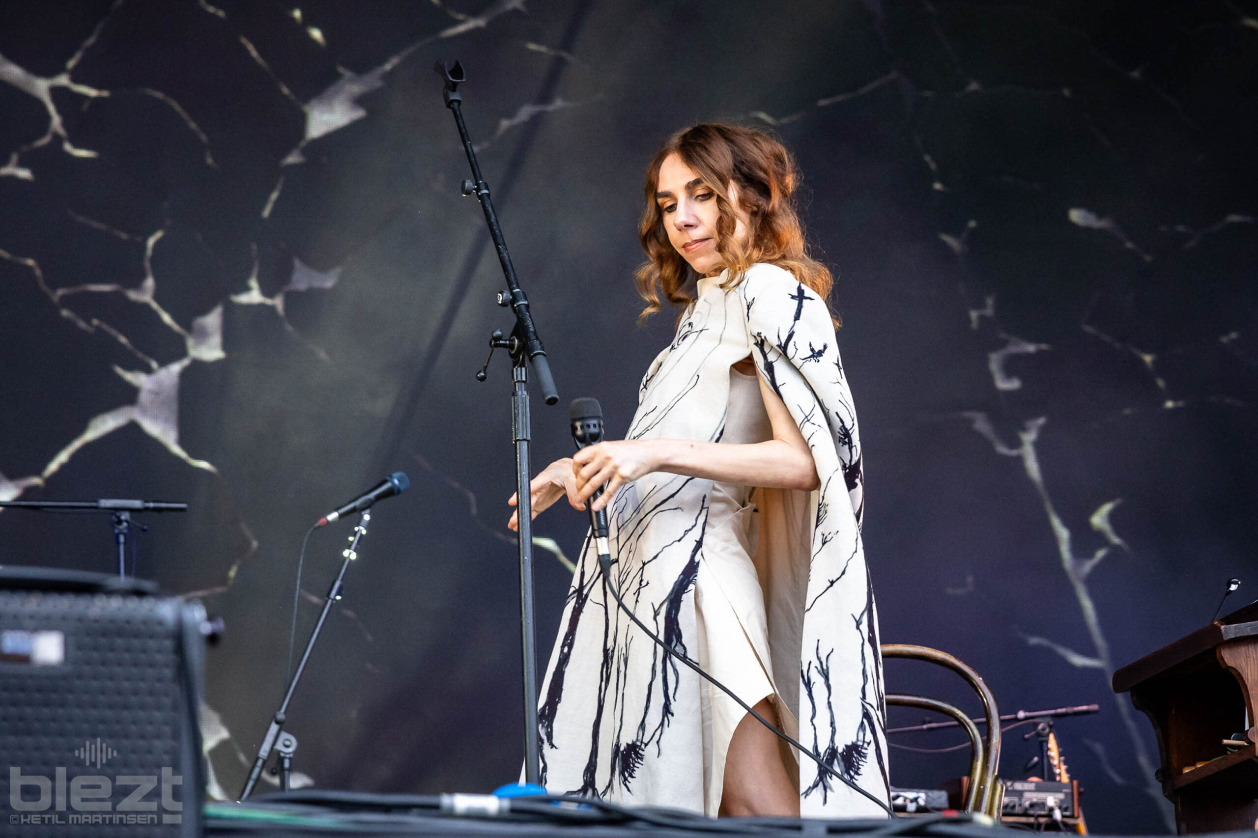 PJ Harvey live på Øyafestivalen 2024 - BLEZT