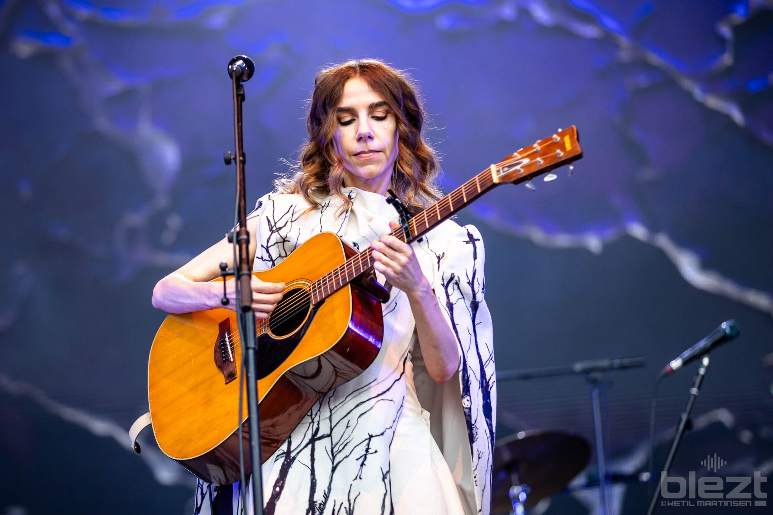 PJ Harvey live på Øyafestivalen 2024 - BLEZT