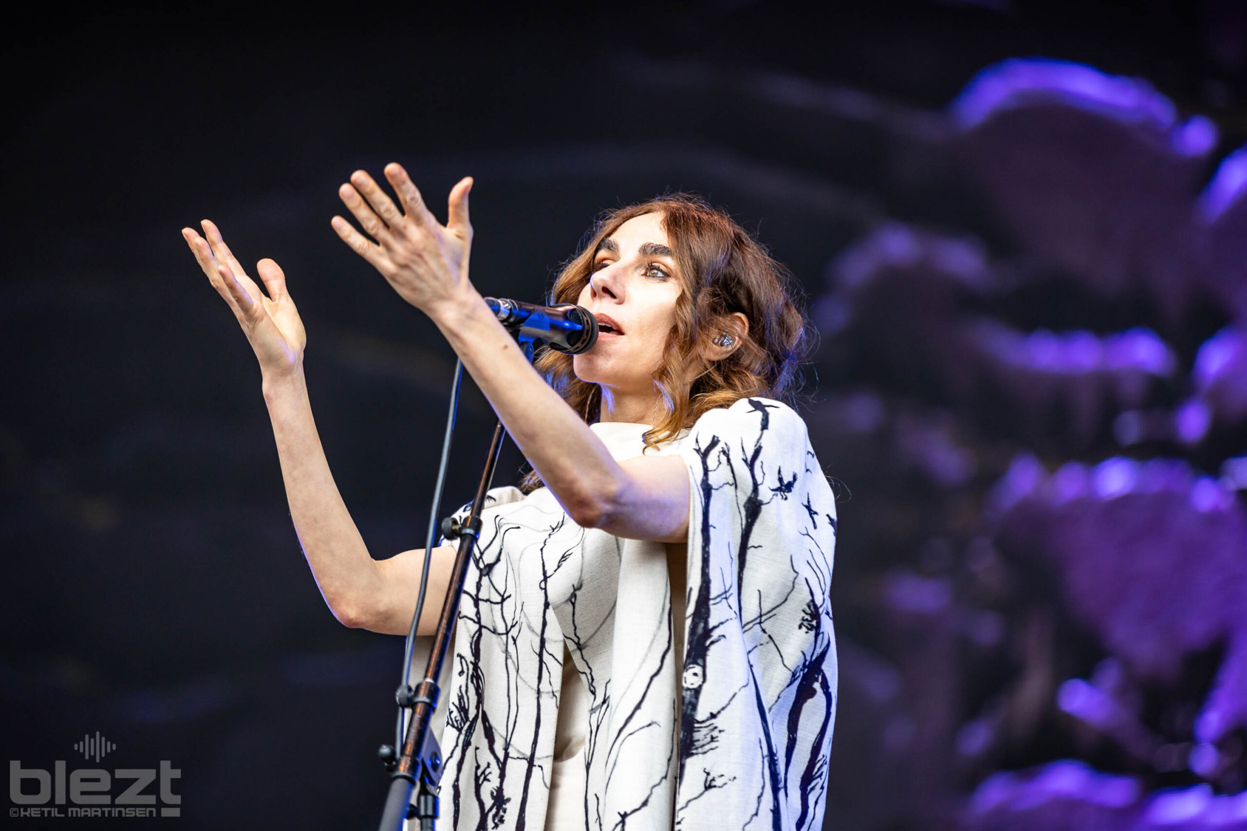 PJ Harvey live på Øyafestivalen 2024 - BLEZT