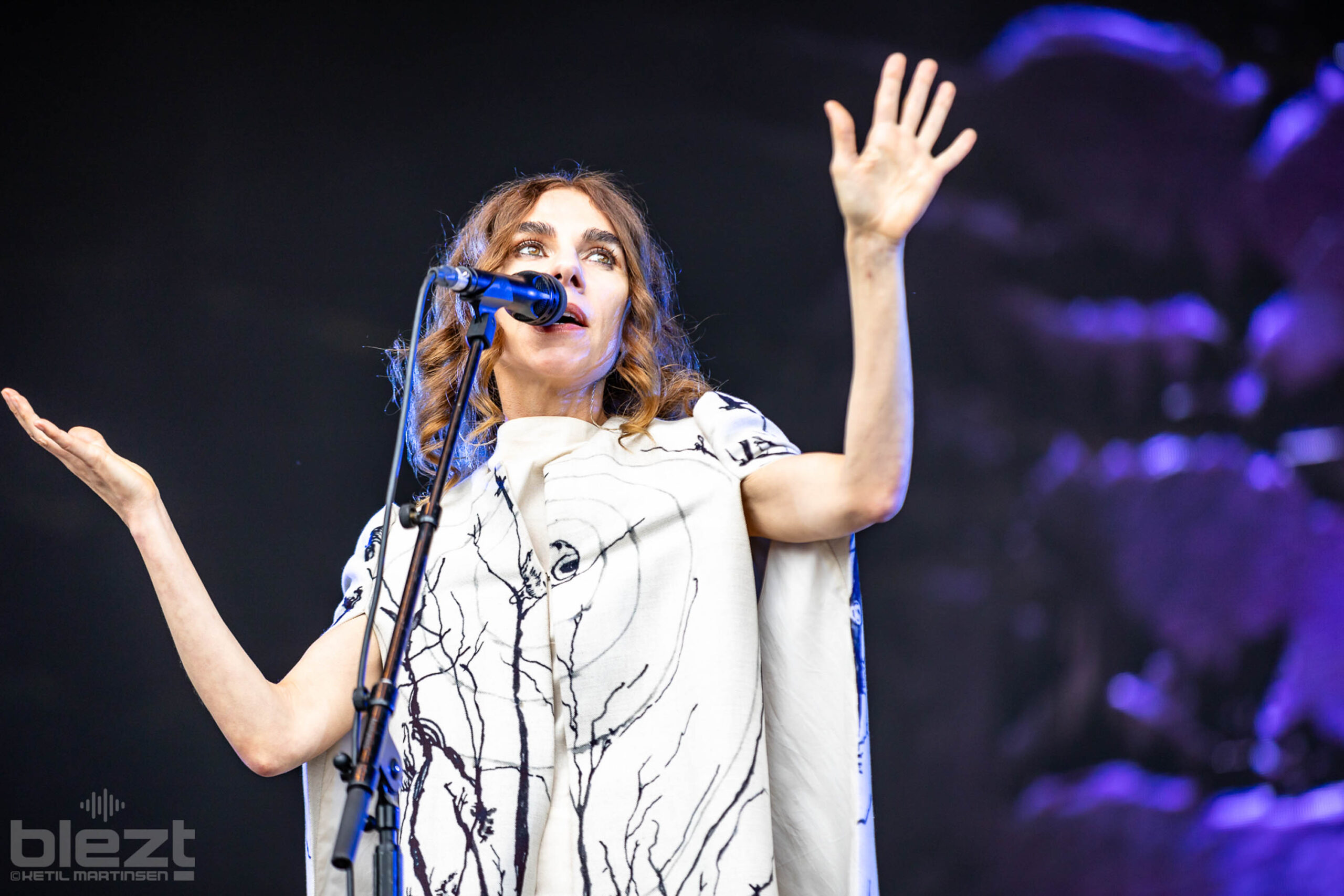 PJ Harvey live på Øyafestivalen 2024 - BLEZT