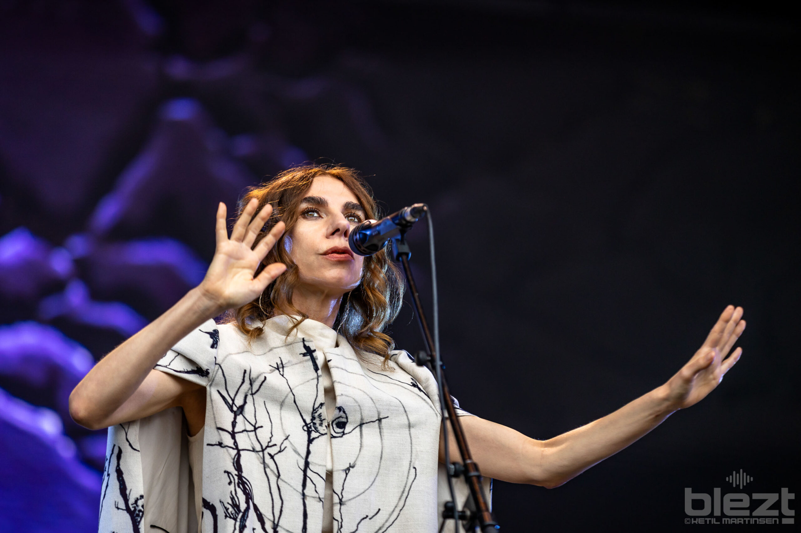 PJ Harvey live på Øyafestivalen 2024 - BLEZT