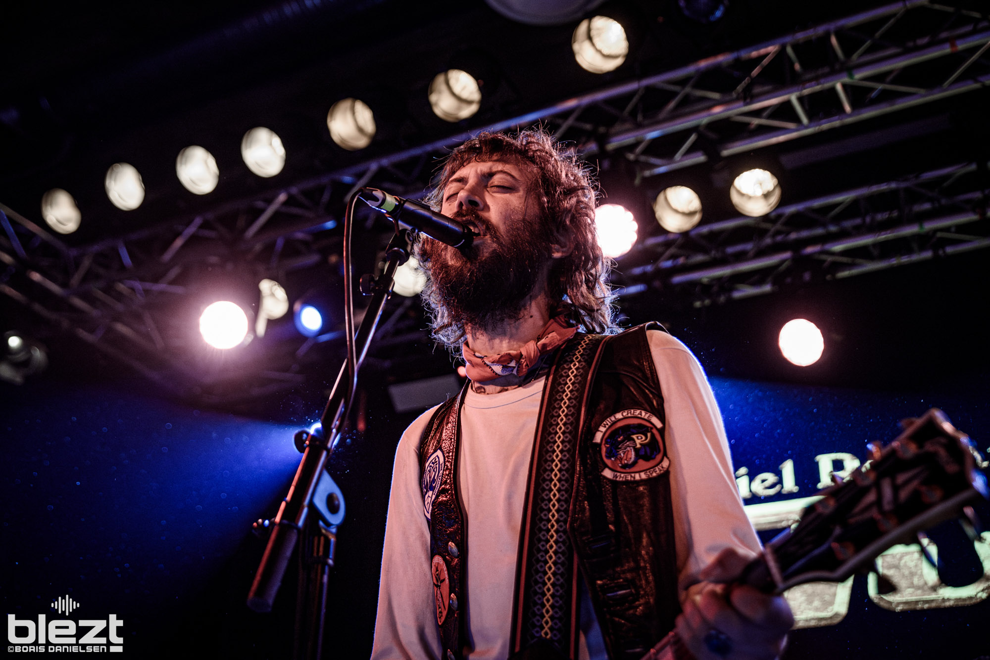 Daniel Romano's Outfit live på Vulkan Arena i Oslo november 2024 - BLEZT