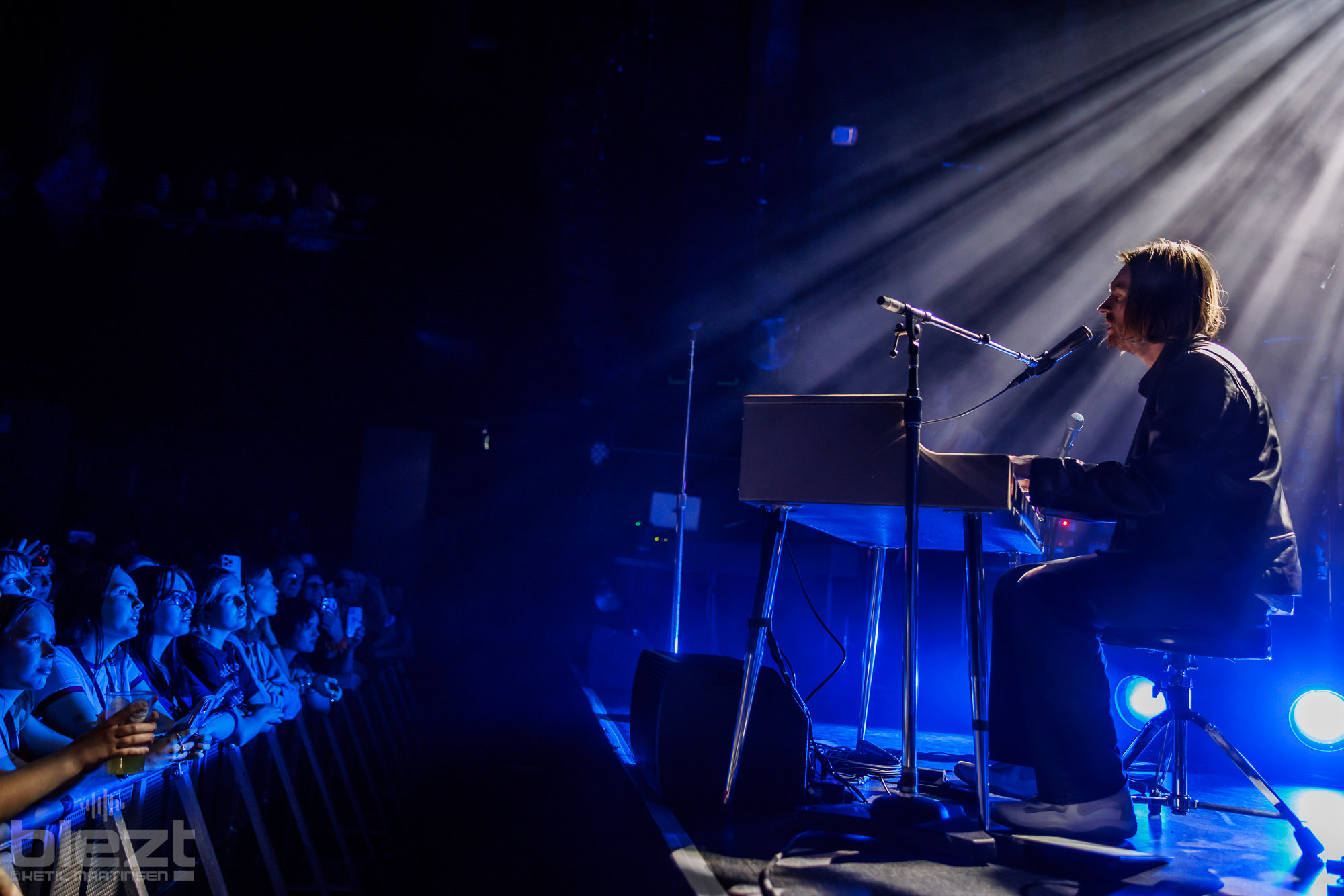 Finneas live på Rockefeller i Oslo april 2025 - BLEZT